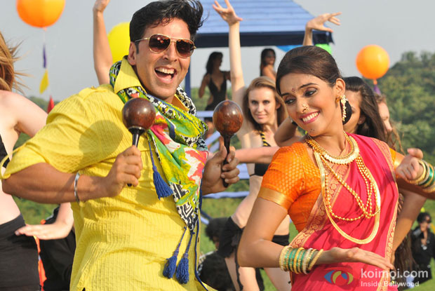 Akshay Kumar and Asin in a still from Khiladi 786 Movie