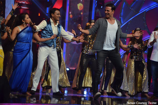 Akshay Kumar on the sets of Chala Hawa Yeu Dya during the Promotion of Rustom