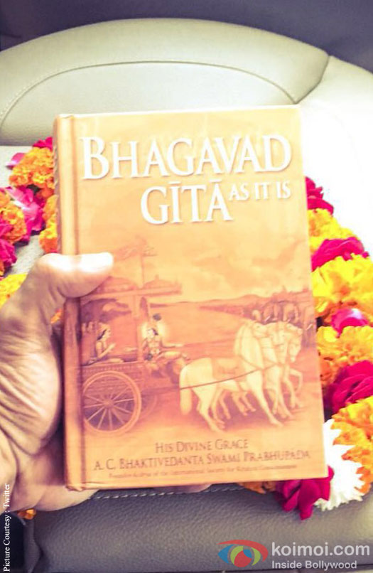 Akshay Kumar gets Bhagvad Gita as gift 