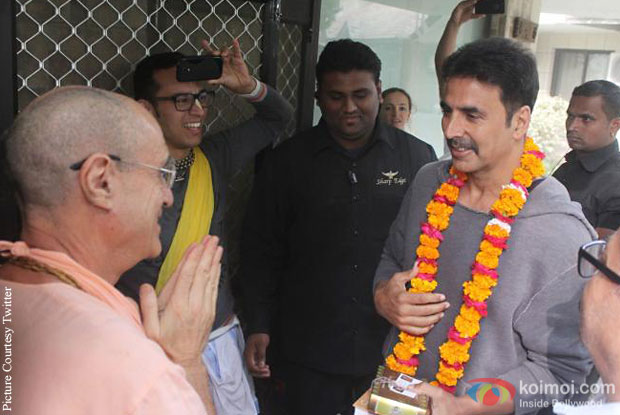 Akshay Kumar gets Bhagvad Gita as gift 