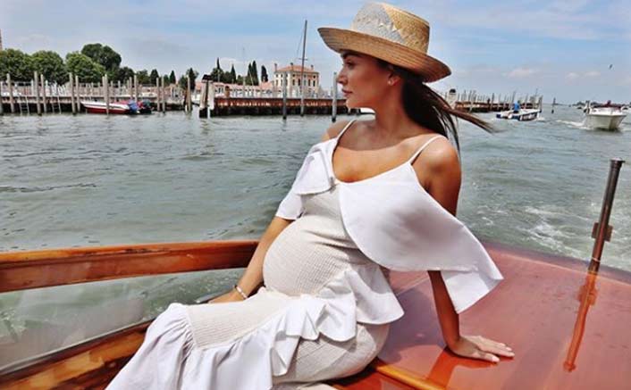 Amy takes boat ride flaunting baby bump